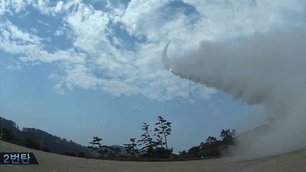 Hyunmoo 2 lần đầu tiên được tiết lộ công khai vào năm 2013. Ước tính đã có khoảng 100 tổ hợp tên lửa này được chế tạo.