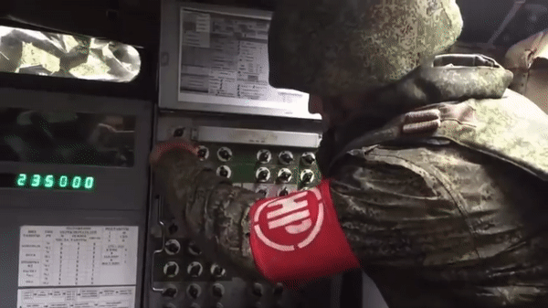 Để cơ động trên chiến trường, tên lửa được đặt trên xe mang phóng. Các xe này được trang bị động cơ diesel công suất 300 mã lực cho phép chạy với tốc độ tối đa 60 km/h trên đường nhựa, bơi với vận tốc 8 km/h.