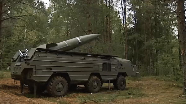 Tên lửa được vận chuyển và phóng đi trên xe mang phóng tự hành 9P129, sử dụng hệ thống dẫn đường quán tính cho độ chính xác tương đối khi tiêu diệt mục tiêu.