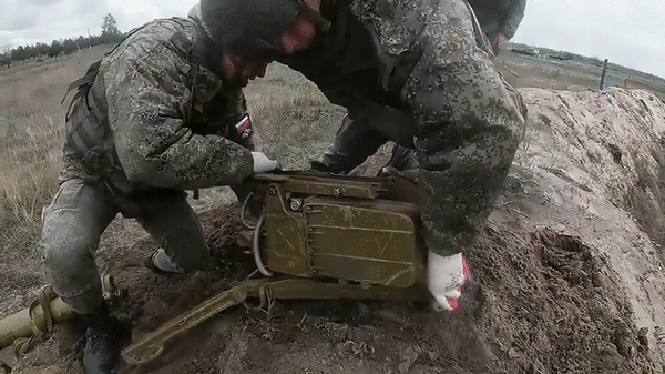 Các đội săn tăng của Nga thường biên chế với một nhóm binh sĩ khoảng 3-4 người, họ sẽ phục kích tại các bìa rừng cũng như tại các đô thị miền Đông đang giao tranh.