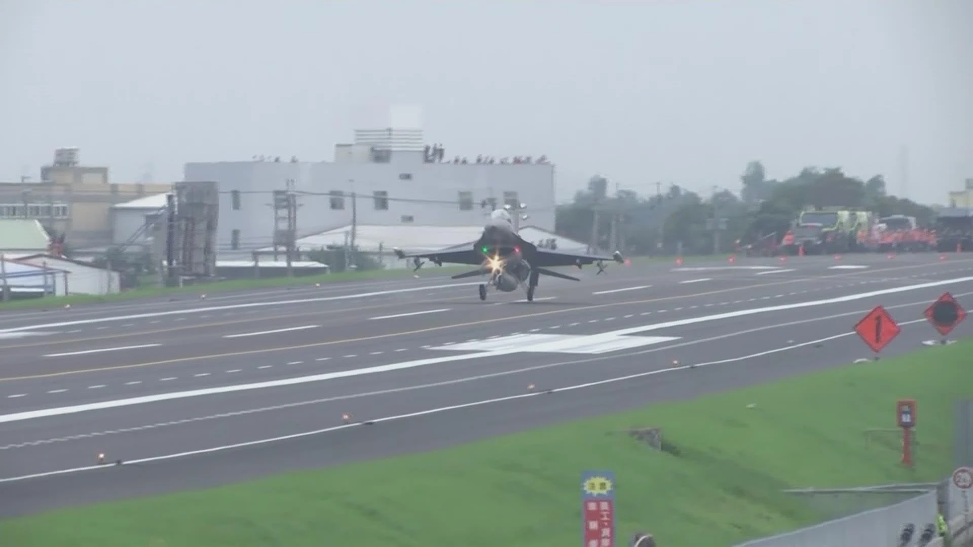 Đài Loan diễn tập phản ứng nhanh, cho cất cánh hàng loạt máy bay