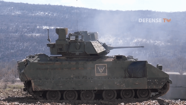 Dù vậy trong tác chiến hiện đại, xe chiến đấu bộ binh M2 Bradley thường sẽ khó sống sót trước các phương pháp tấn công như trận địa mìn chống tăng, pháo binh hạng nặng tập kích hay trực thăng vũ trang truy kích.