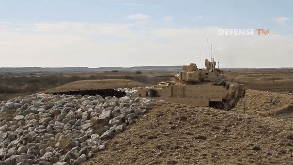 Xe M2 Bradley có kíp xe ba người: chỉ huy, pháo thủ và lái xe.