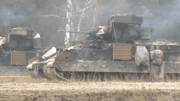 Vũ khí uy lực nhất của dòng xe chiến đấu bộ binh này là tên lửa chống tăng có điều khiển TOW.