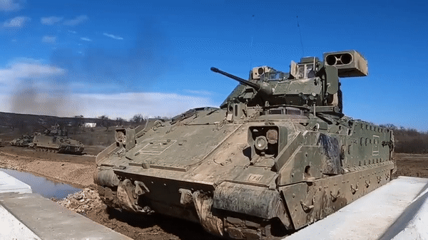Tất cả các xe M2 Bradley đều có khả năng lội nước. Các mẫu xe đầu tiên được trang bị một tấm cản nước, được kíp lái lắp đặt trước khi lội nước.