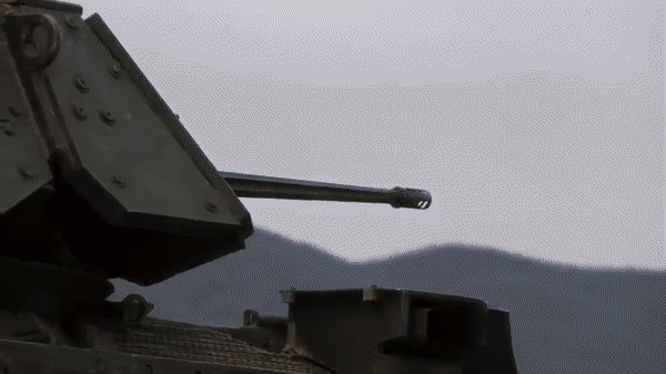 Vỏ xe được chế tạo bằng giáp hợp kim nhôm và giữa các lớp có khoảng trống được hàn ghép lại.