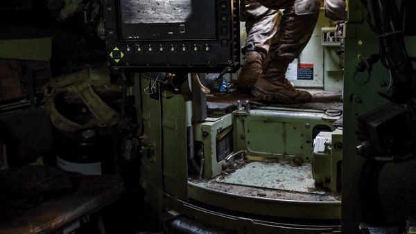 Xe M2 Bradley đảm nhận nhiệm vụ trinh sát với kíp xe ba người cộng với 2 lính trinh sát/thám báo.