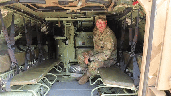 Khoang chở quân trên xe M2 Bradley có thể chứa tới 7 lính đổ bộ.