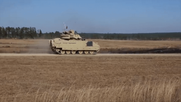 Điều này cho phép chúng nhanh chóng phát hiện và khóa bắn mục tiêu bất kể điều kiện thời tiết, ngày hay đêm.