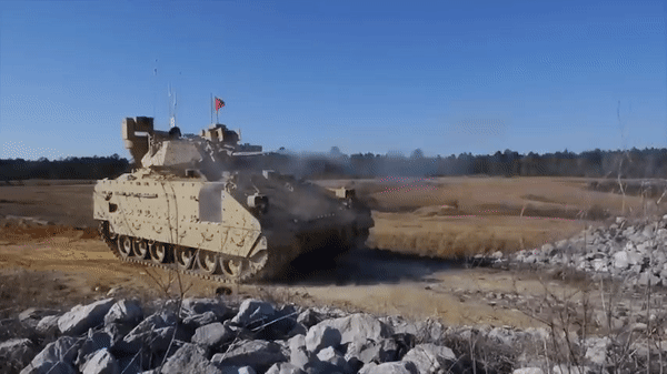 M2 Bradley được trang bị pháo chính M242 cỡ nòng 25mm, súng máy đồng trục M240C 7,62 mm.