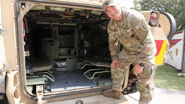 Cánh cửa lớn được thiết kế phía sau xe khiến cho việc đổ và thu hồi quân trở nên dễ dàng, an toàn.