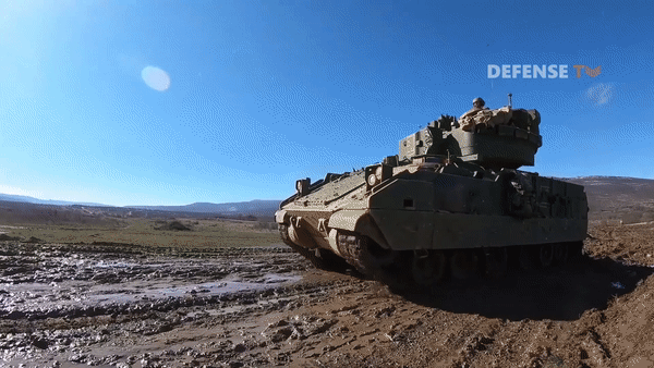 Các mẫu M2 Bradley sau này được trang bị một phao bơm hơi ở phía trước và hai bên sườn xe.