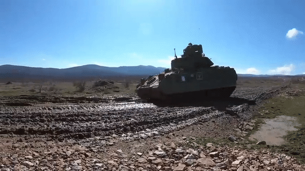 Ngoài ra xe cũng trang bị một hệ thống tạo/phun khói động cơ.