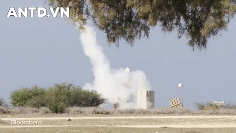 Đạn tên lửa của hệ thống Iron Dome có tầm tác chiến hiệu quả từ 4 km tới 79 km, với cơ chế dẫn đường đặc biệt nó có thể phá hủy ngay cả đạn pháo siêu tốc.