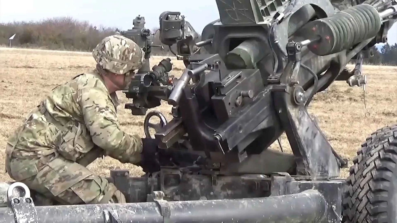 Pháo binh ngắm bắn như thế nào dù không nhìn thấy mục tiêu?