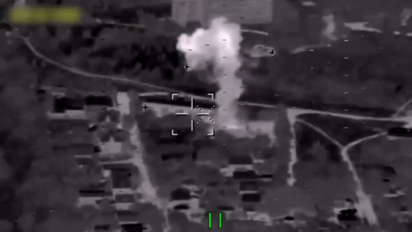 Đoạn clip được phía Nga công bố được cho là đòn tấn công bằng tên lửa Izdelie 305 LMUR của quân đội Nga nhắm vào mục tiêu của Ukraine.