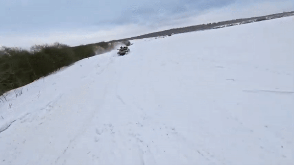 Vị trí xạ thủ điều khiển súng máy 12,7 mm được bổ sung thêm tấm chắn bảo vệ giúp tác chiến hiệu quả hơn.