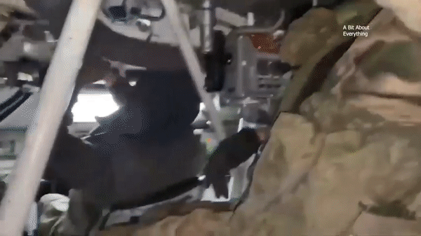 Chỉ huy được trang bị hệ thống quan sát toàn cảnh và có thể chiếm quyền điều khiển pháo chính của pháo thủ trong trường hợp khẩn cấp giúp nâng cao hiệu suất tác chiến.