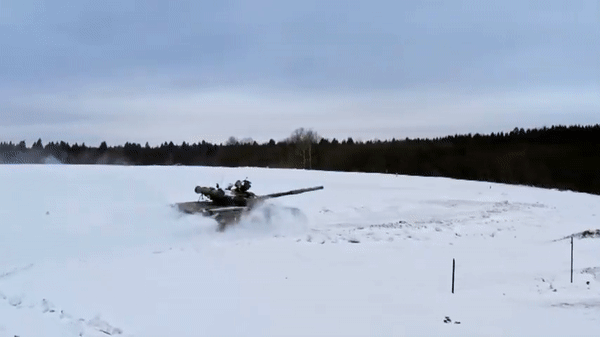 T-80BV có khả năng bảo vệ ê kíp trước tác nhân sinh hóa học (NBC). Lái xe được bổ sung thêm kính nhìn đêm TVN-5M giúp quan sát môi trường tốt hơn vào ban đêm.