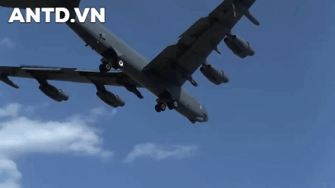 Bộ Quốc phòng Mỹ đã cử những chiếc máy bay ném bom chiến lược B-52 xuất phát từ căn cứ không quân Minot (Bắc Dakota, Mỹ) đích đến sẽ là căn cứ không quân Fairford (Anh).