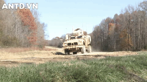Dòng xe thiết giáp Oshkosh L-ATV được Mỹ phát triển để thay thế cho huyền thoại Humvee vốn đã dần lạc hậu. Tại Afghanistan, chúng chỉ được cung cấp cho lính Mỹ sử dụng.