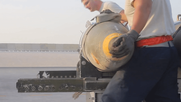 Hiện Mỹ đang tiếp tục nâng cấp JDAM để loại vũ khí này có thể tấn công cả mục tiêu di động.