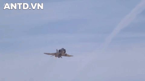 Người Mỹ rất tự tin với loại chiến đấu cơ mới sản xuất này và ngay lập tức mang sang chiến trường Việt Nam thử lửa.