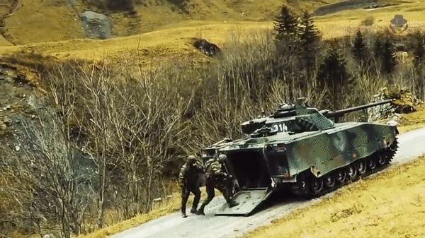 CV90 hiện đang phục vụ ở các nước với số lượng tương ứng là: Thụy Điển (509 chiếc), Đan Mạch (45 chiếc), Phần Lan (102 chiếc), Hà Lan (193 chiếc), Na Uy (146 chiếc) và Thụy Sĩ (186 chiếc).