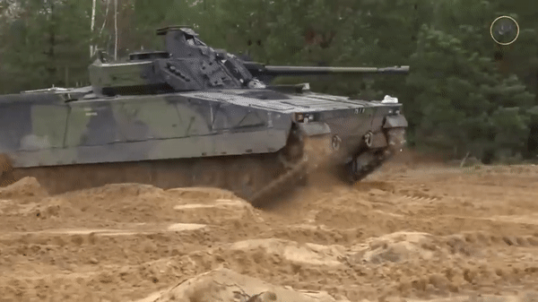 Pháo Bofors 40 mm khi dùng đạn xuyên giáp có thể gây ra mối đe dọa cho xe tăng hạng trung như T-55, T-62 và các loại thiết giáp hiện nay.