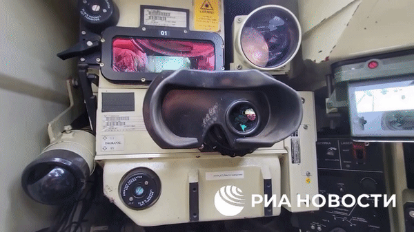 Có thể thấy các thiết bị điện tử trong xe CV90 còn khá nguyên vẹn, các loại vũ khí phương Tây thường được đánh giá là có giáp tốt và thiết bị điện tử hiện đại, tuy nhiên chúng lại yếu hơn về độ cơ động so với sản phẩm của Nga.