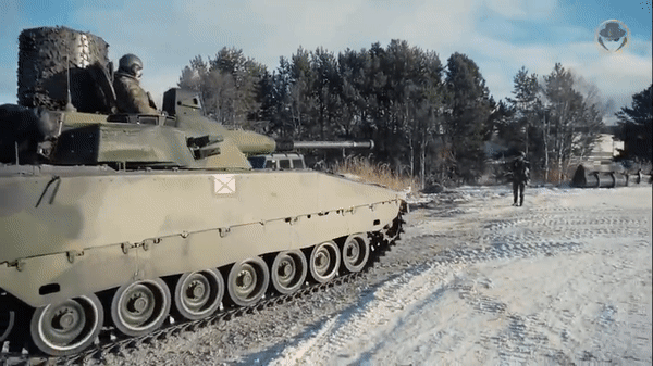 Trong khi các vị trí còn lại có thể chống được đạn xuyên thép cỡ 14,5mm. CV90 có thể chịu được vụ nổ gây ra bởi 10 kg thuốc nổ TNT dưới gầm xe.