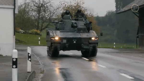 Việc nghiên cứu phát triển CV90 bắt đầu từ năm 1984 nhằm đáp ứng các yêu cầu của quân đội Thụy Điển về một dòng xe bọc thép chiến đấu có tính cơ động cao, có thể phòng không và chống tăng tốt, cùng khả năng phòng thủ cao.