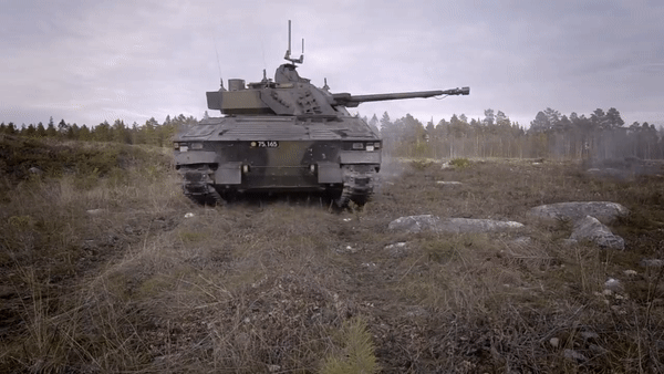 CV90 được thiết kế với cửa đổ quân lớn phía đuôi xe giúp cho việc triển khai và thu hồi binh sĩ diễn ra nhanh chóng.