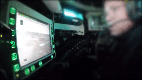 Bên cạnh pháo chính là súng máy đồng trục 7,62mm. Một số biến thể được trang bị tên lửa chống tăng, súng cối hoặc thậm chí là pháo 105mm.