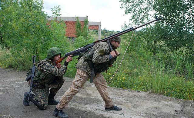 Quân ly khai dùng súng chống tăng Liên Xô để khoan thủng xe bọc thép Ukraine