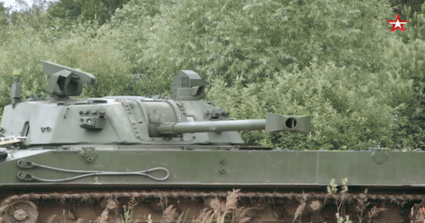 2S42 Lotos có thể bắn đi những quả đạn nặng 17,3 kg với thuốc nổ cực mạnh đi xa 13km.