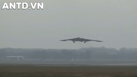 Vật liệu tổng hợp không chỉ khiến chiếc B-2 Spirit nhẹ hơn mà nó cũng là một chất liệu hấp thu sóng radar rất tốt, cho phép chiếc máy bay ném bom này có thể tàng hình được trước radar đối phương.