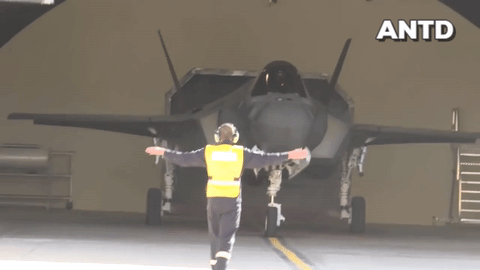 Hội đồng Liên bang Thụy Sĩ tháng 7/2021 bất ngờ lựa chọn tiêm kích F-35A sau đợt "đánh giá kỹ thuật toàn diện" với sự góp mặt của mẫu máy bay này cùng các đối thủ F/A-18E/F của Boeing, Dassault Rafale của Pháp và Eurofighter Typhoon của liên doanh châu Âu.