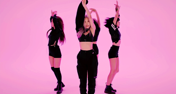 Đứng đầu là một trong những video nhảy xuất sắc nhất Kpop, không chỉ trong năm 2020 mà là mọi thời đại với số lượng lượt xem lên tới 500 triệu lượt xem. Không là ai khác ngoài BlackPink cùng sản phẩm âm nhạc How You Like That.