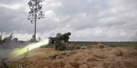 Hai quan chức Ukraine giấu tên cho biết, tình hình hiện nay chưa đến ngưỡng triển khai tên lửa Javelin. Chúng được đưa khỏi kho lưu trữ không đồng nghĩa với các quả đạn có thể được khai hỏa trên chiến trường. "Lằn ranh đỏ sẽ là khi xe tăng Nga tiến vào đất Ukraine", một người nói.