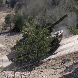 Tuy nhiên, chỉ sau vài giây, chiếc Leopard 2 đã chậm dần rồi dừng hẳn lại. Dường như hệ thống xích của xe không thể có được lực bám, khiến cho chiếc xe bị trôi ngược về sau.