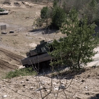 Ban đầu, chiếc Leopard 2 tỏ ra khá nhẹ nhàng khi có thể thốc ga và vọt lên con dốc một cách đơn giản.