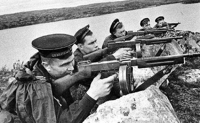 Ngạc nhiên khi lính Liên Xô từng dùng rất nhiều súng Thompson Mỹ