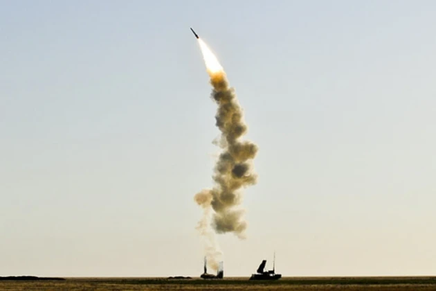 Iran chơi lớn, phóng tên lửa cố "vít cổ" máy bay Mỹ