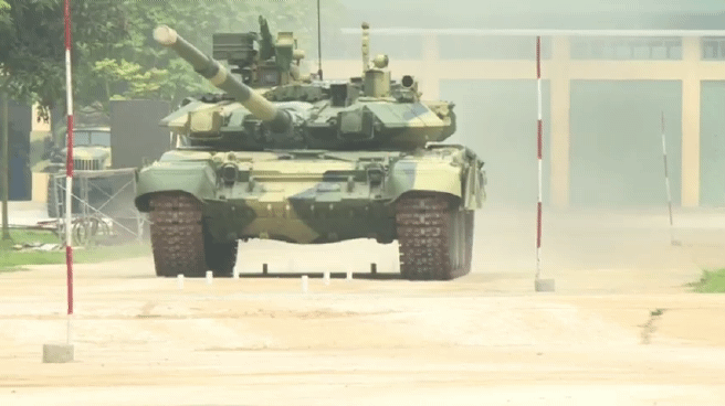 Ngoài việc đặt mua 64 chiếc xe tăng T-90S/SK từ phía Nga, Việt Nam cũng vẫn còn quyền chọn mua thêm một số lượng lớn xe tăng loại này theo như hợp đồng ta đã ký kết với bạn từ trước đó. Nguồn ảnh: TL.