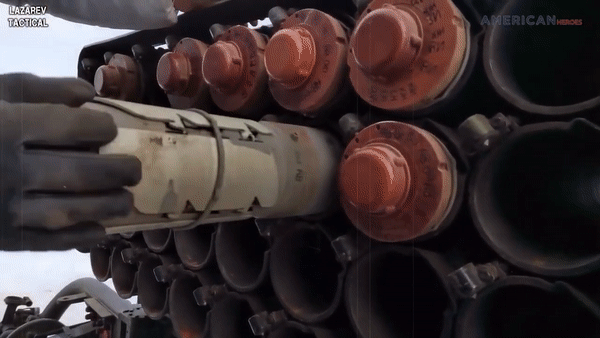 "Cơn lốc lửa" Tornado-G là hệ thống pháo phản lực cực nguy hiểm hiện đang được trang bị rộng rãi trong quân đội Nga.