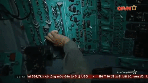 Bom săn ngầm PLAB-250-120 được đưa lên trực thăng săn ngầm Ka-28 của Việt Nam trong một buổi diễn tập.