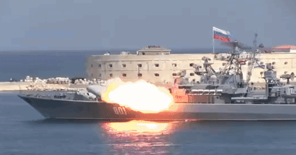 Đây có thể xem như một sự cố gây nhiều xấu hổ cho Hải quân Nga, làm nhiều người nhớ đến lễ diễu binh tại quân cảng Sevastopol ngày 26/7/2015, chiếc khu trục hạm chống ngầm lớp Krivak đã trình diễn bắn tên lửa SS-N-14 Silex và cũng gặp lỗi kỹ thuật tương tự.