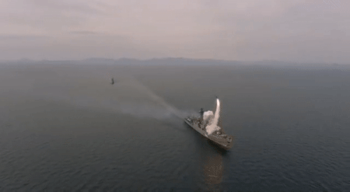 Dễ dàng nhận thấy ngay khi rời bệ phóng, động cơ đẩy của quả tên lửa đã gặp lỗi khiến nó bị xoay vòng trên không trung và rơi xuống ngay cạnh tàu, rất may là không phát nổ và làm ai bị thương.