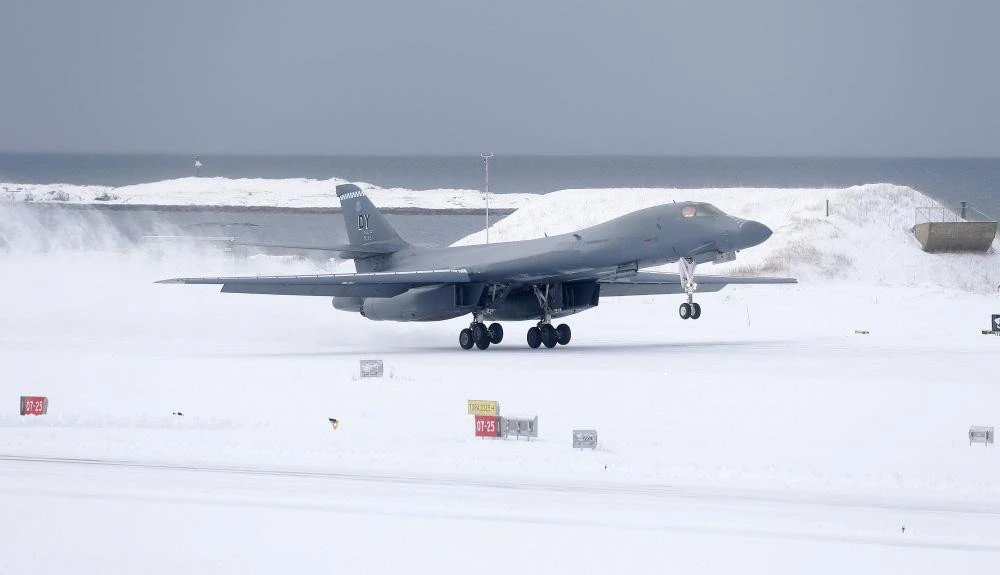B-1B Lancer Mỹ hạ cánh thẳng lên tuyết, gửi lời thách thức tới Nga